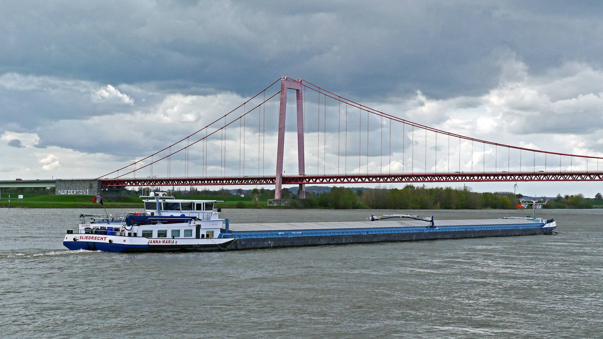Emmerich längste Rheinbrücke Schiff auf dem Rhein